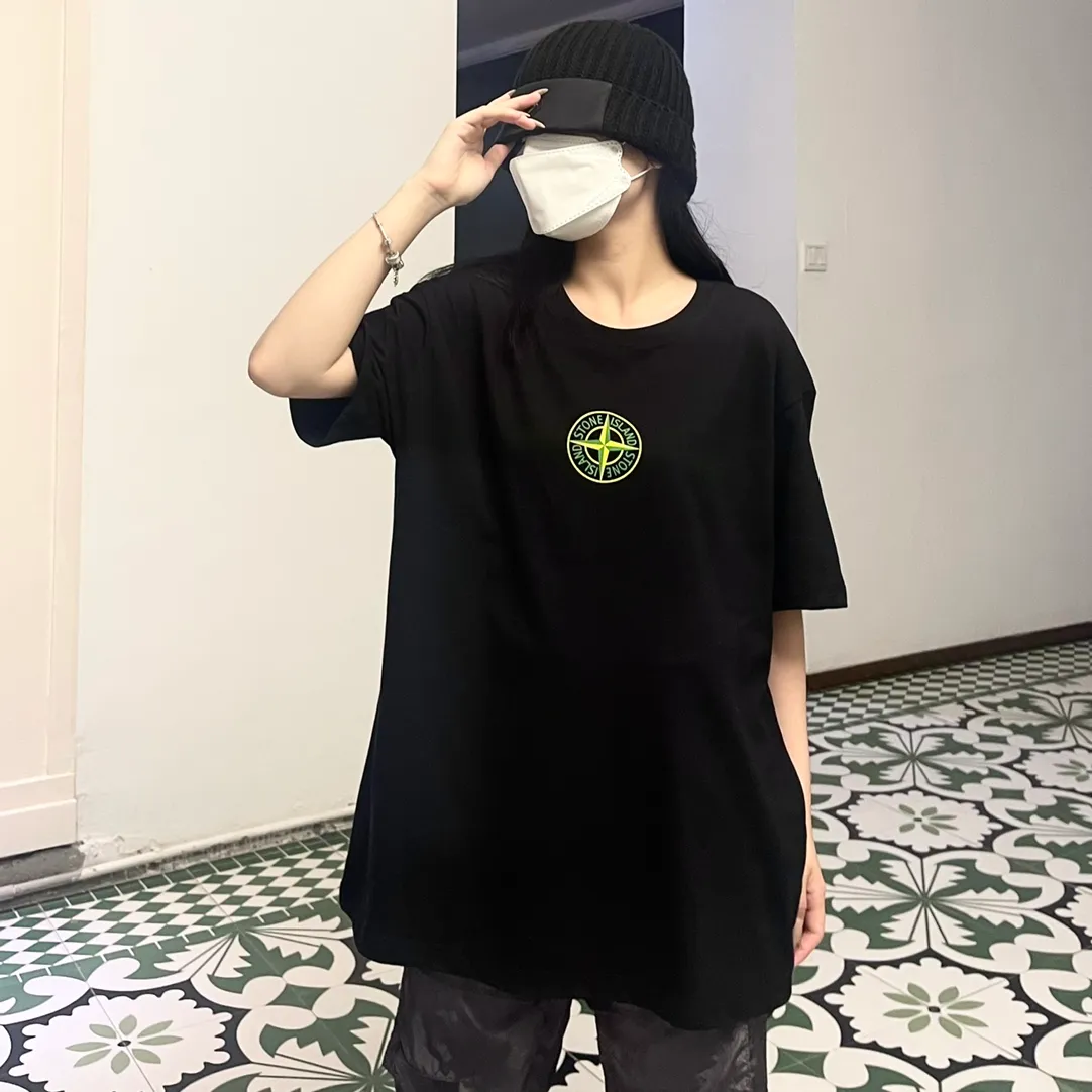 W622#P110💰 [Stone lsland/Stone Island summer new short-sleeved T-shirt with small compass print on the chest] ⚠️[Original creation with high control of details] - Made of 260 grams of combed cotton with 32-count double yarn, soft and comfortable to the touch, sweat-absorbent and breathable. - Simple, basic and versatile style, original quality, the first choice for couples. - Made in a large factory, four needles and five threads on the shoulder, neatly arranged, high quality workmanship. - Same style for men and women. Very versatile, one piece for everyone, details are clearly visible. Color: Black White Size: M L